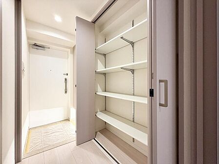 【収納】廊下にも便利な棚収納が備わり、住空間をより効率よく使えます。
