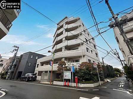 【外観】青空に映える重厚な佇まい。