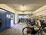 エントランス：【駐輪場】建物内に整理された駐輪場があり、愛車の保管に便利。