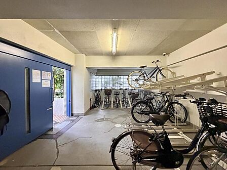 【駐輪場】建物内に整理された駐輪場があり、愛車の保管に便利。