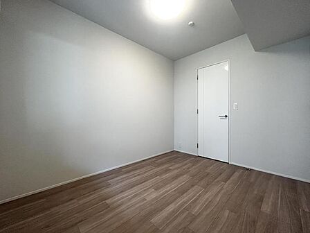 【洋室:5.9帖】明るく落ち着いた雰囲気のお部屋です。