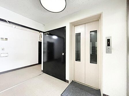 【エントランス】清潔感のある明るいエントランスが、毎日の帰宅を心地よく迎えてくれます。