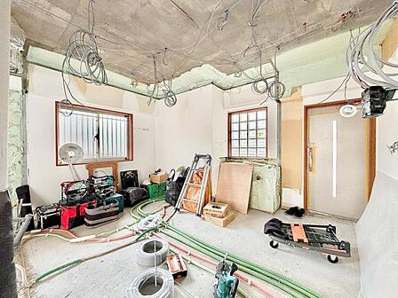 【玄関】 ゆとりある玄関スペースに新規のリフォームで生まれ変わります