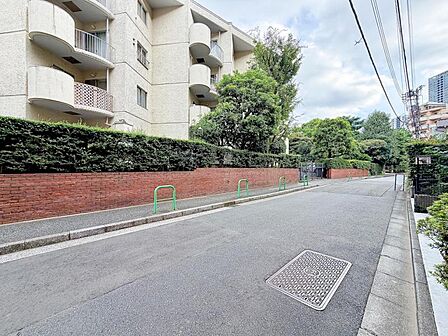 【前面道路】 幅員にゆとりある前面道路。視界が広がり、確かな開放感があります。