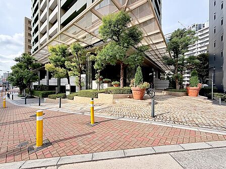 【前面道路】　心地よい日差しと、暮らしに寄り添う街角の風景
