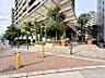 エントランス：【前面道路】　心地よい日差しと、暮らしに寄り添う街角の風景