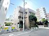外観：【外観】　周囲の街並みと調和する落ち着いた色調。上質な日常を予感させる。