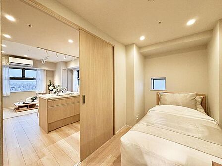 【洋室】リビングから見守りのしやすい洋室はお子さまの遊び部屋にも適しています。元気に遊ぶお子さまと一緒に寛げる間取りです。