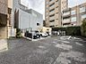 エントランス：【駐車場】敷地内に設けられた利便性の高い環境。