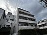 外観：【外観】青空に映えるあたたかみのある外観デザイン。日々の暮らしに寄り添う穏やかな住環境。