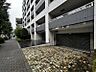 エントランス：【エントランス】周囲が遮るもののないオープンな空間になっており、車側からも歩行者側からもお互いが視界に入りやすいです。