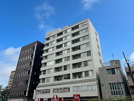 【外観】 窓が多く、光をたっぷり取り込む造り。明るく開放的な暮らしを予感させます。