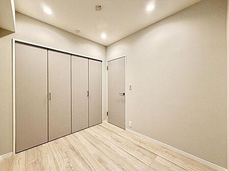 【洋室:4.6帖】シンプルで綺麗な形の居室は季節に合わせてインテリアを楽しみながらお住まいいただけます。