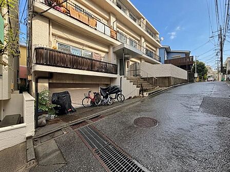 【外観】閑静な住宅街に佇む住まい。