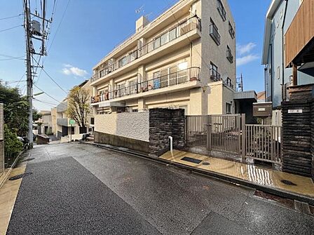 【外観】圧迫感がなく街並みに馴染む落ち着いた佇まい。