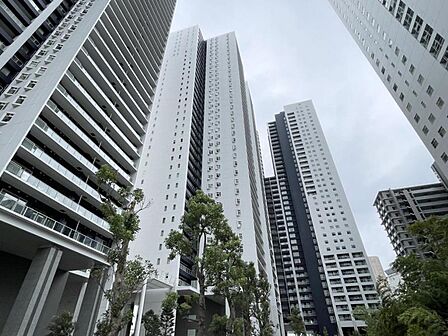 【外観】空へと伸びる、圧倒的な存在感。未来の暮らしが、ここから広がる。