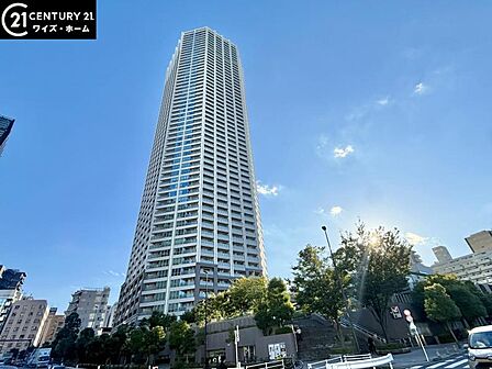 【外観】 陽光をたっぷりと取り込む明るい住空間。圧迫感がなく街並みに馴染む落ち着いた佇まい。