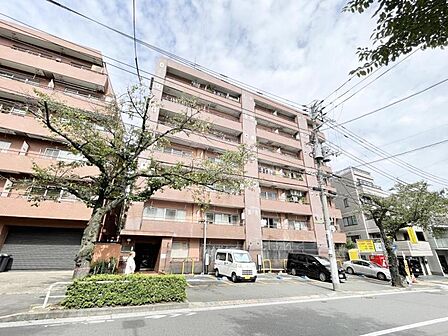 【外観】落ち着いた色合いで、周囲の街並みに馴染む外観です。