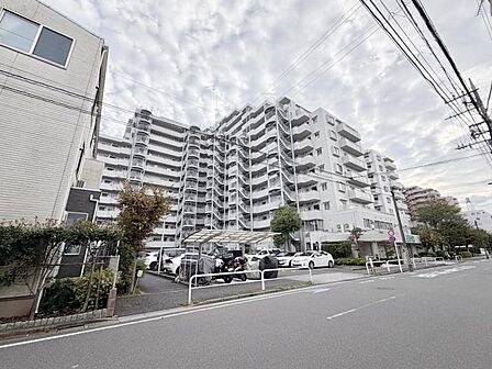 【外観】落ち着いた色合いで、周囲の街並みに馴染む外観です。