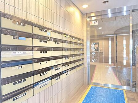 【エントランス】ネットショッピングを利用する方にも便利な設備です。
