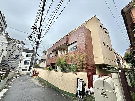【外観】ヴィンテージの風合い漂う、重厚なレンガ調タイル貼りの外観