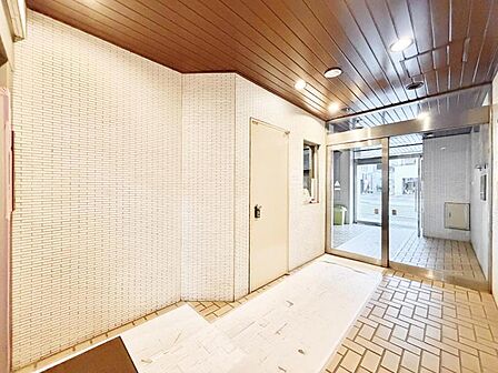 【エントランス】落ち着いた雰囲気のエントランスで皆様をお出迎え