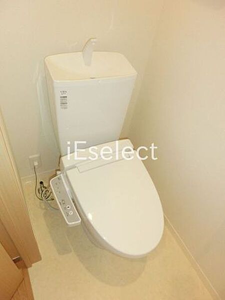画像8:温水洗浄便座付きのトイレ。