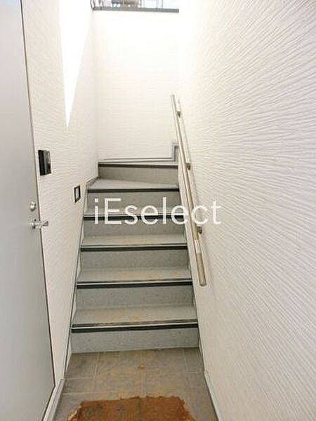 画像20:2階への共有階段です。