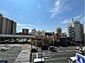 バルコニー：大きく空が広がる4階部分からの眺望。前面道路は幅員がありますが、**室内には二重サッシを採用し、遮音性にも配慮されています。現地ではぜひ室内からの音の聞こえ方もお確かめください。