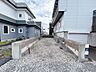 駐車場：【駐車スペース】庭を駐車スペース（縦列2台分）に変更いたしました。幅約3ｍ、奥行約12ｍです。組込車庫とあわせて3台分駐車可能になります。