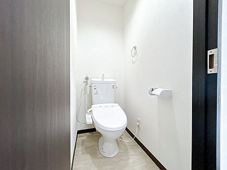 【リフォーム済＿トイレ】トイレの写真です。新品のトイレに交換しました。肌が触れる水回りは新品がうれしいですね。