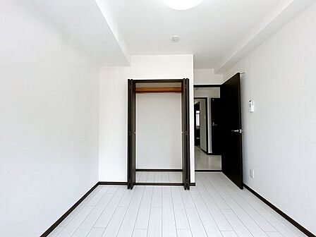 【リフォーム済＿約5.1帖洋室収納】収納（約5.1帖洋室）の写真です。枕棚とポール付きの使いやすい仕様です。