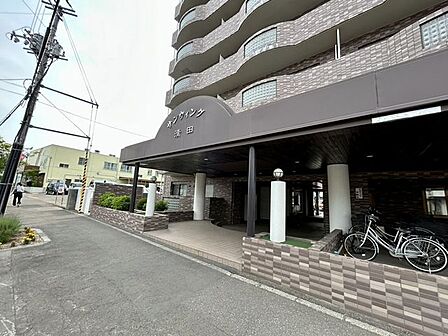 【メインエントランス】建物外観（入口）の写真です。