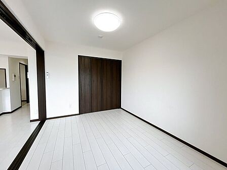 【リフォーム済＿6帖洋室】洋室（6帖）の写真です。フローリング張替、クロス貼替、照明交換等を行いました。引き戸を閉めてリビングと区切って使用しても良いですね。