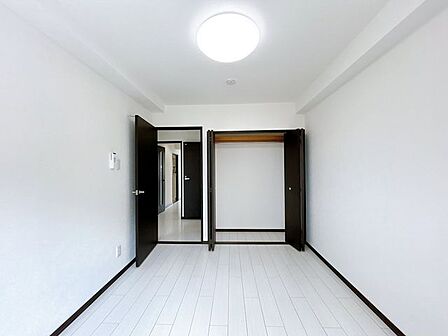 【リフォーム済＿約5.64帖洋室収納】収納（約5.64帖洋室）の写真です。収納内には枕棚とポールがついております。