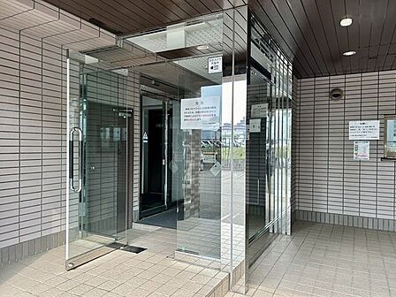 【建物入口】建物入口です。オートロックマンションなので、セキュリティ面で安心ですね。左側茶色の扉が地下トランクルームへの入り口です。