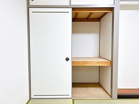 クロス張替、木部塗装、ベニヤ交換等を行いました。