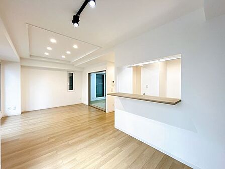 フローリング上張り、クロス張替、照明交換、内窓交換等を行いました。レールライトが設置してあり、十分な明るさを確保できております。