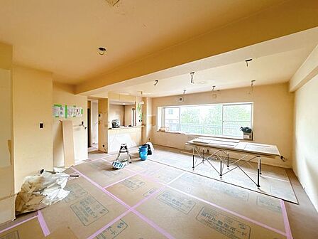 【リフォーム中_リビング】リビングの写真です。クロス貼替、フローリング上張、照明交換等リフォーム予定です。南西向きのため、日当たりが良いですね。