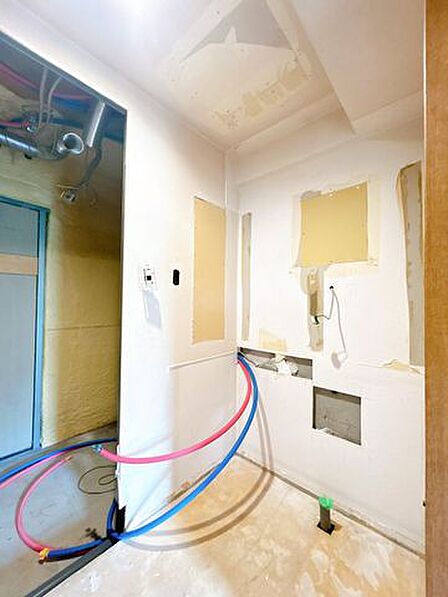【リフォーム中_洗面化粧台】洗面化粧台の写真です。流し台下だけでなく横にも収納の付いたLIXIL製の洗面化粧台に交換予定です。