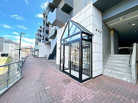 【共用部_エントランス】エントランスの外観写真です。
