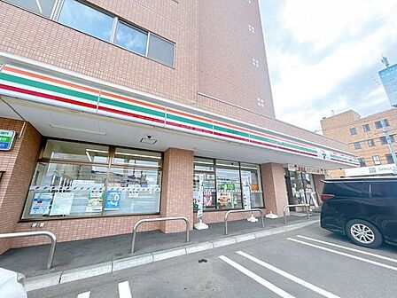 卸売スーパー清田店セブンイレブン札幌清田2条店 【コンビニ】セブン-イレブン 札幌清田2条店様まで約450m(徒歩約6分)です。