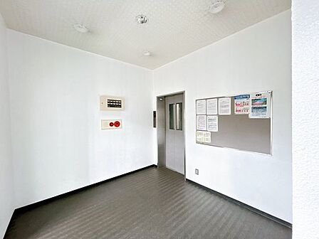 【共用部_ロビー】共用部ロビーの写真です。エレベーターは各階停止でございます。