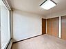 室内：【現況写真】2階南東側にある6帖の洋室別アングルです。こちらのお部屋にはクローゼットがついています。子供部屋などにいかがでしょうか。
