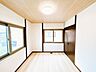 洋室：【リフォーム済】2階8帖洋室はフロアを上張りしてクロスを張り替えました。また照明を新品交換致しました。