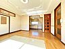 リビング/ダイニング：【リフォーム中】リビングはフローリングの上張り、壁天井クロス張替え、照明器具交換等行います。リビングが綺麗だと生活するうえでも気分がいいですね。