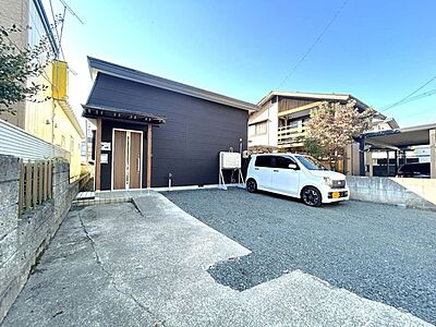 外観:価格には消費税、リフォーム費用を含みます。自社物件につき随時ご案内可能。内覧希望の方はお電話ください。 外観:価格には消費税、リフォーム費用を含みます。自社物件につき随時ご案内可能。内覧希望の方はお電話ください。