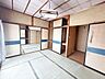 間取り：【リフォーム中】約6帖の洋室の写真です。フローリング仕上げ、天井・壁のクロス張替えを行います。主寝室にいかがでしょうか。