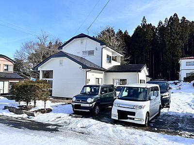 外観：屋根・外壁は塗装を行いました。角地の住宅で駐車場は4台可能に拡張しました。