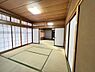 室内：【リフォーム済】畳は表替えを行いました。イグサの香りに癒されながらごろ寝が出来る和の空間は小さなお子様にもご年配の方にもくつろぎの場になるので1室あると嬉しいですね。